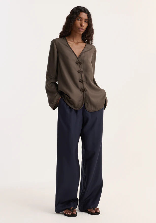 Pankou closure silk top