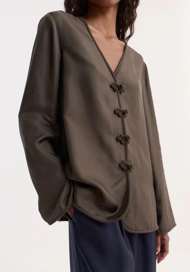 Pankou closure silk top