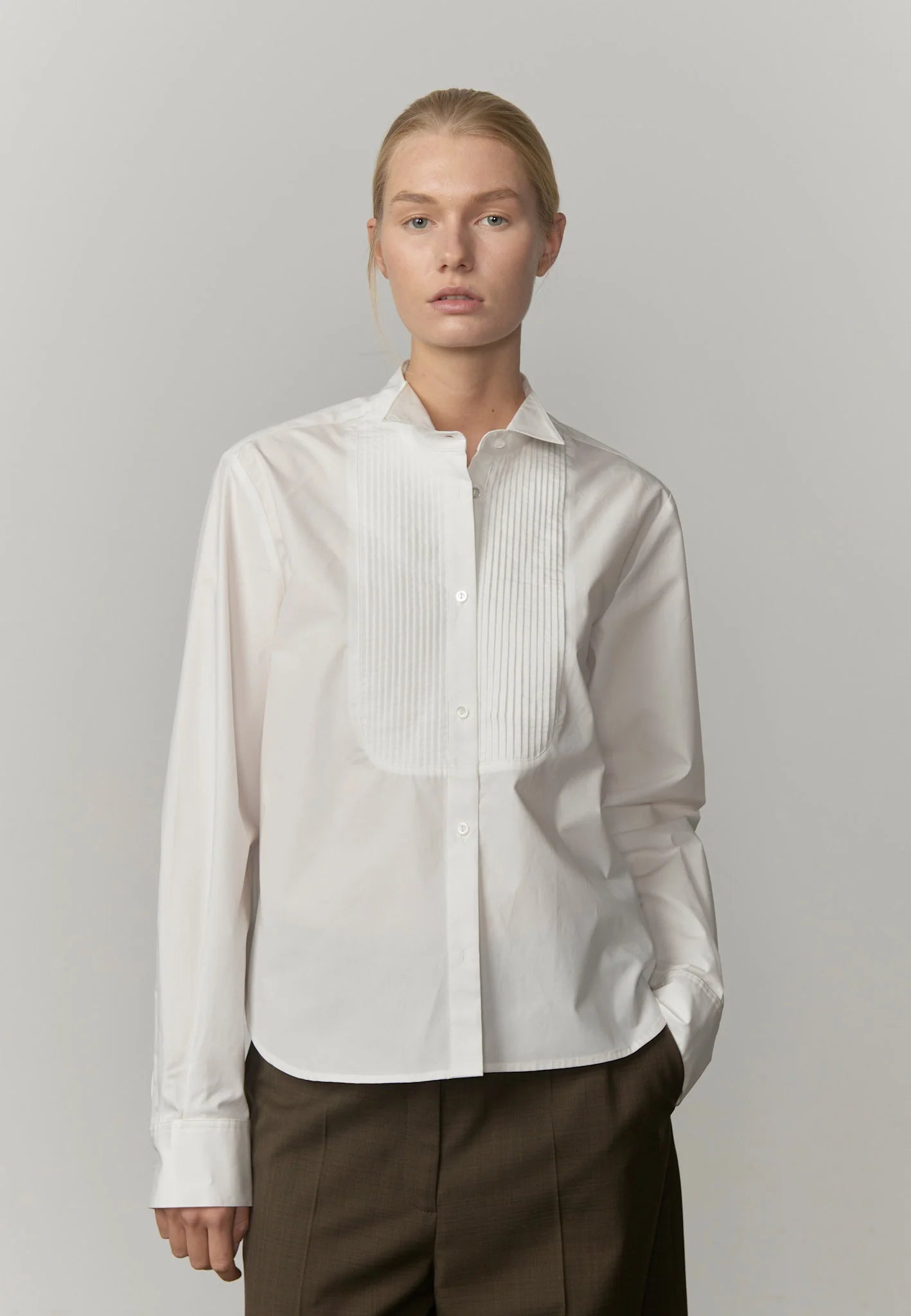 Front view of the fitted cropped shirt